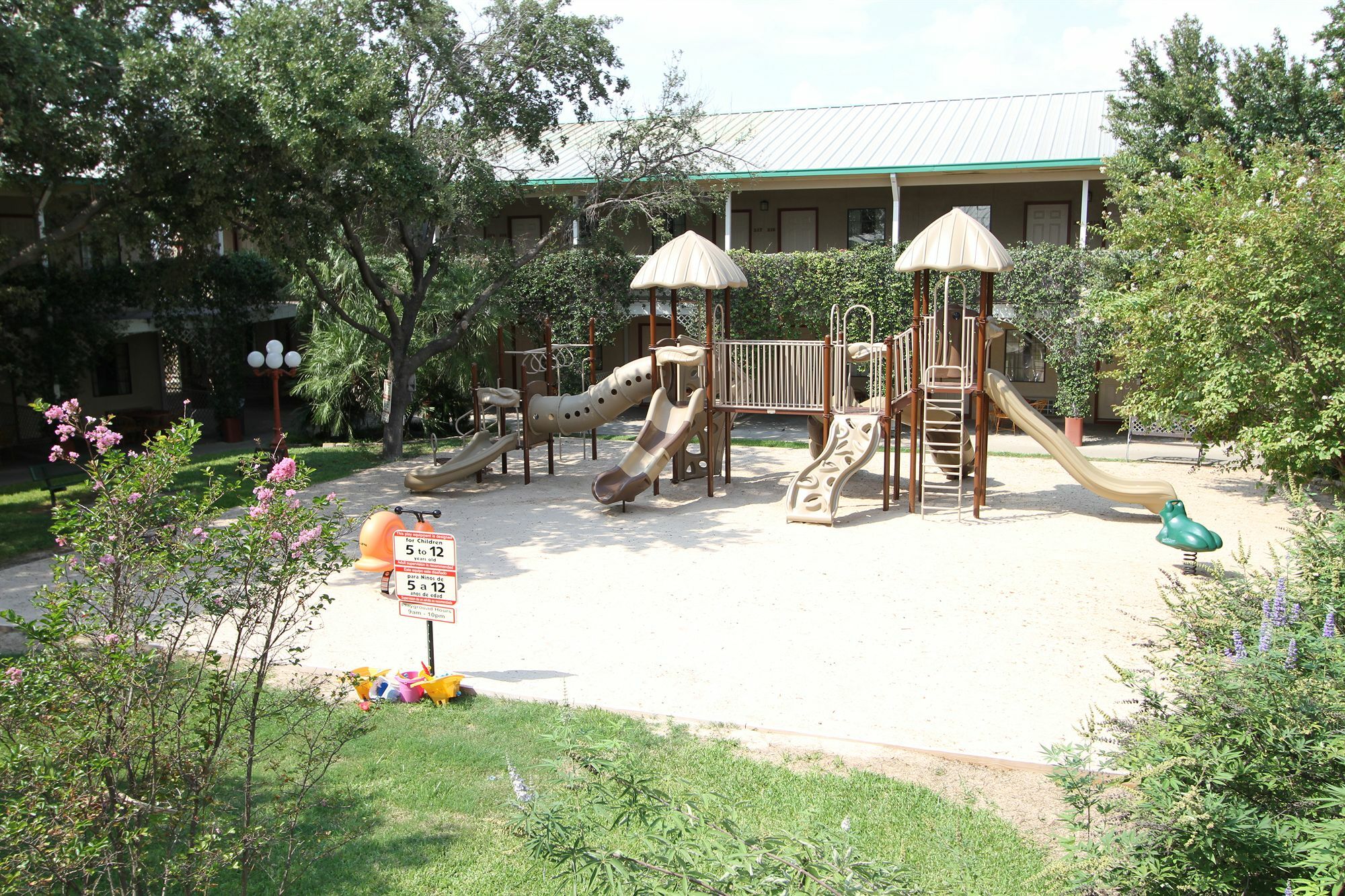 Family Garden Inn & Suites Laredo Exterior photo